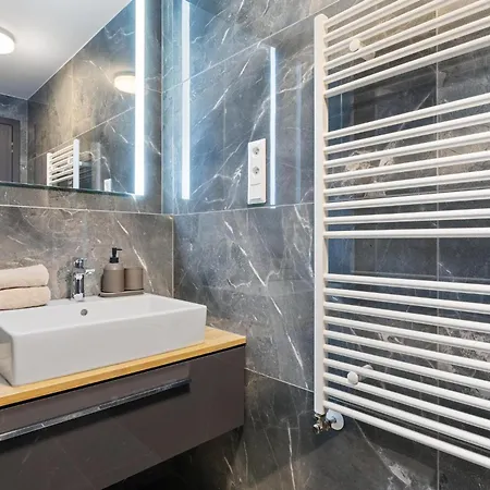 Sky Park Skyline Views - Castle And Apartment